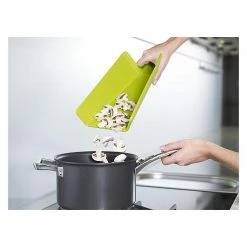 Joseph Joseph Schneidbrett Chop2Pot Plus Grün -Andrée Jardin store Schneidbrett gruen Chop2Pot Plus 38x21cm 3 600x600 ID288520 9b9d361b3ead78f325ce92da7a290614